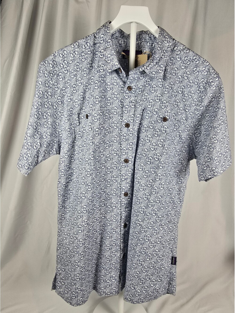 Patagonia Men's Short Sleeve Button-Up Shirt, Size Large, Blue and White Pattern